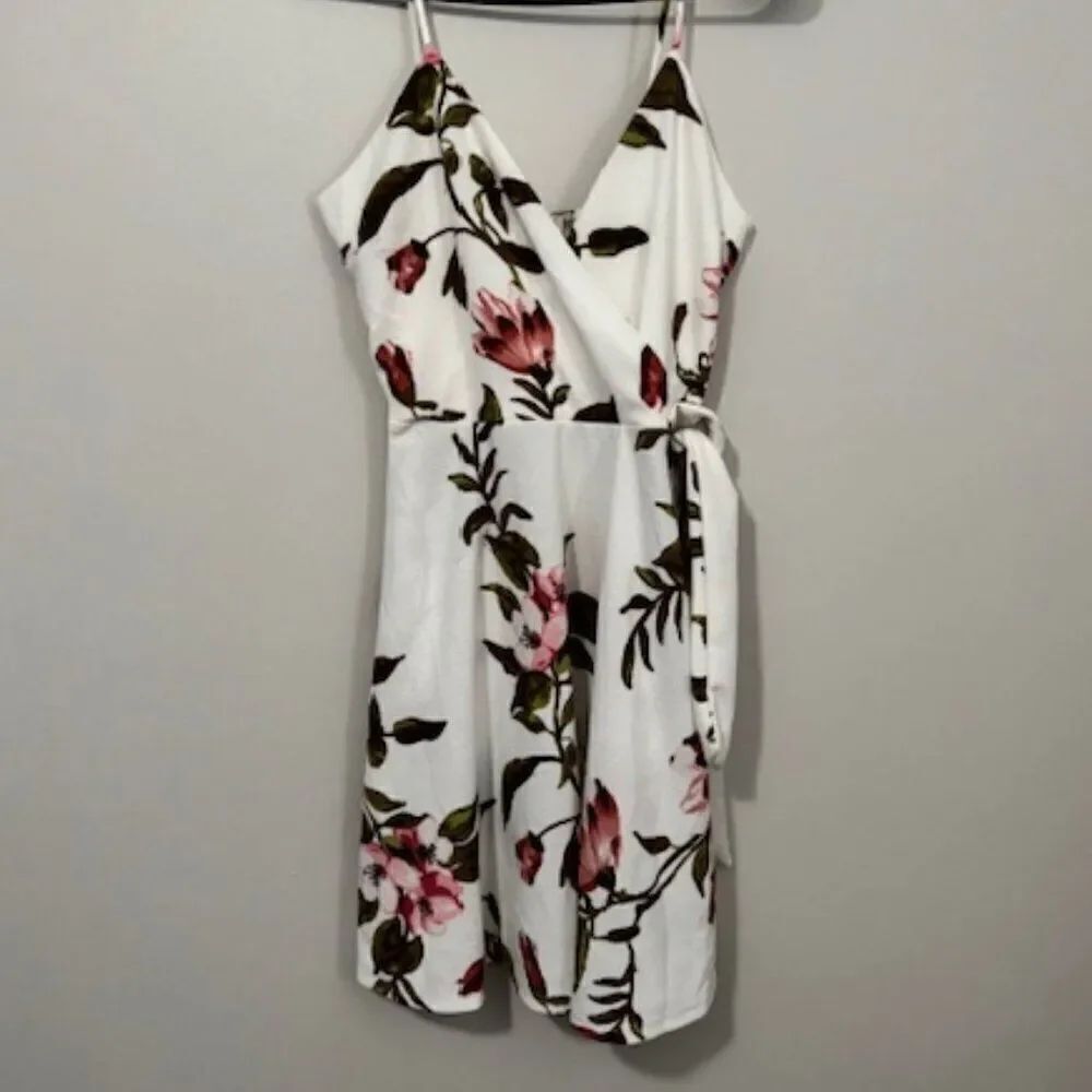 USED Woman's Lavish Short Dress with Tie on the Side Color White/Green Size Med